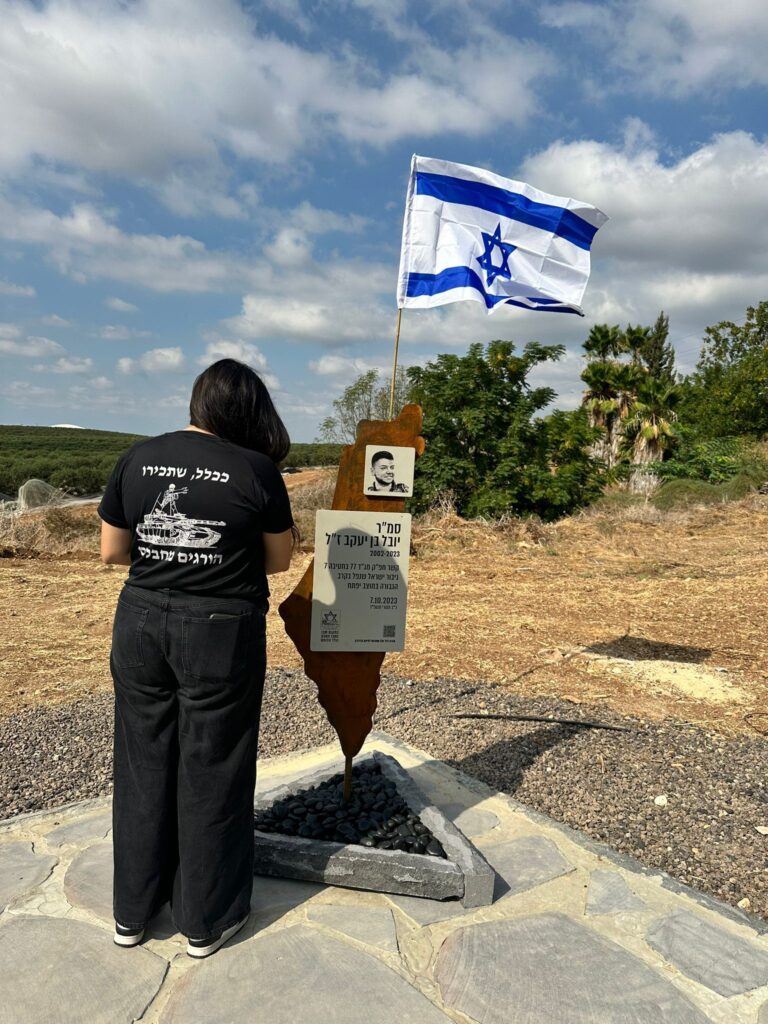 רוני אטיאס בפינת ההנצחה לזכרו של יובל בן יעקב בקיבוץ כפר מנחם | צילום: אלבום פרטי
