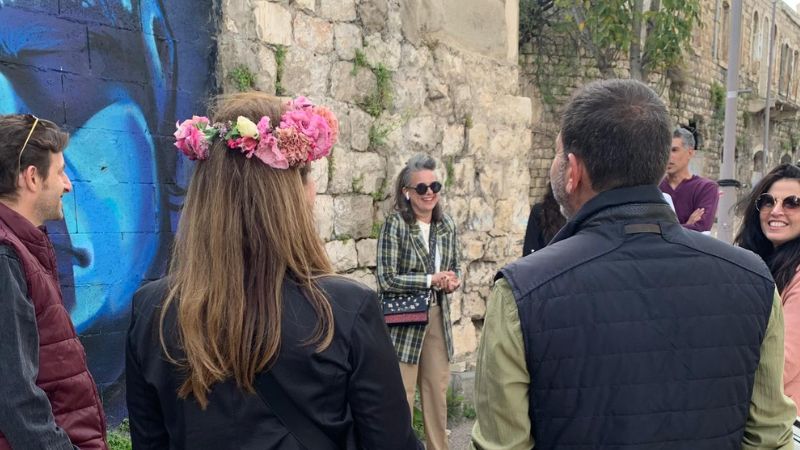שירי ויצנר מדריכה סיור גרפיטי בוואדי סאליב | צילום: חגית הורנשטייןם