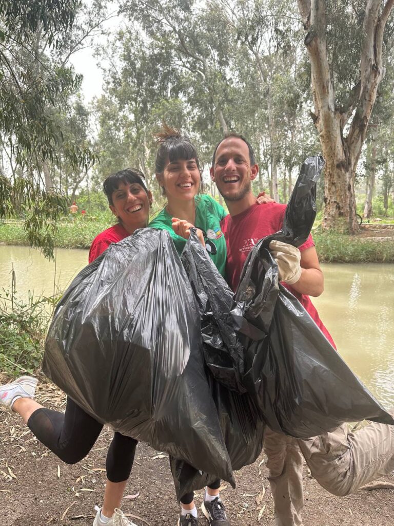 חברי ארגון אקרופוליס החדשה. (במרכז: נתנאלה) | צילום: פרטי