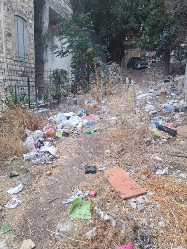 לכלוך במעבר בין רחוב עקרון לרחוב הרב אוחנה | צילום: באדיבות אקרופוליס החדשה