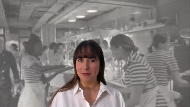 רוית דנינו על רקע הסרט "לה קוצ'ינה"