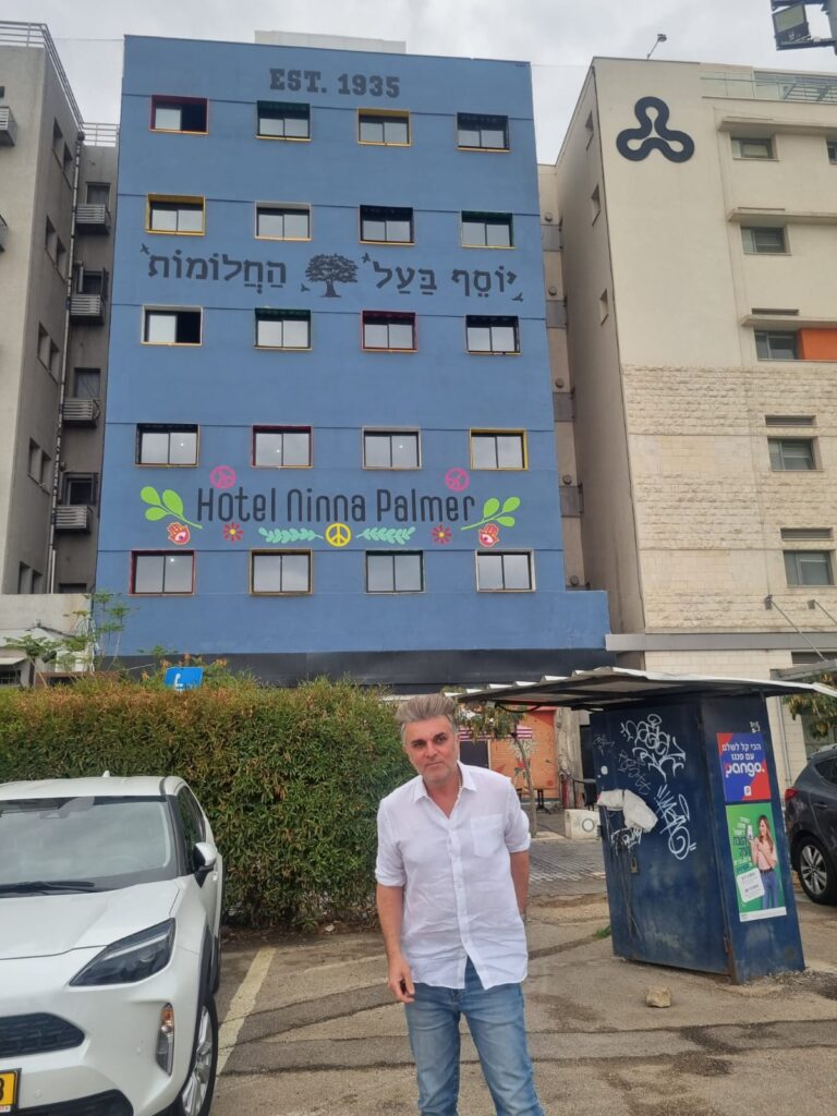 יוסף סיונוב, על רקע Ninna Palmer ברחוב הנמל | צילום: אודיה שווץ