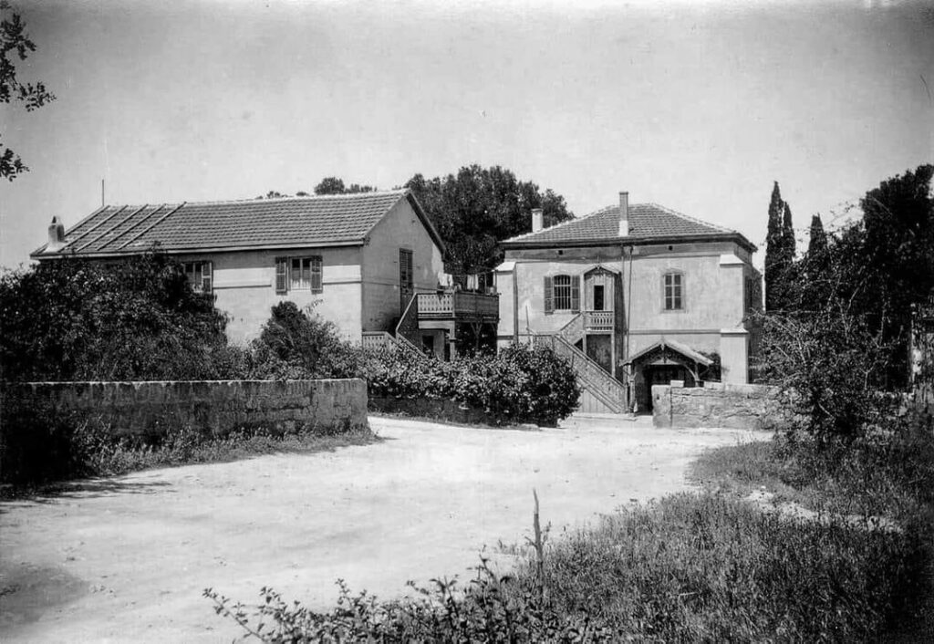 מימין: ביתו של פריץ קלר שאינו קיים היום ובית ההארחה שהוא בנה בצמוד לו. היום יש שם את מכון גוטליב שומאכר. 1900