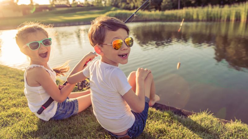 משקפי שמש לתינוקות ופעוטות: האם הם באמת נחוצים?