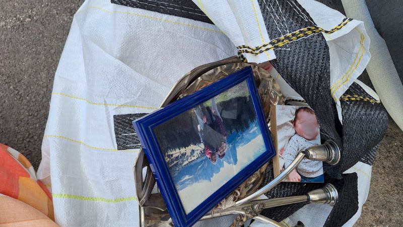 חפצים אישיים שניצלו מאחת הדירות | צילום: עומר מוזר