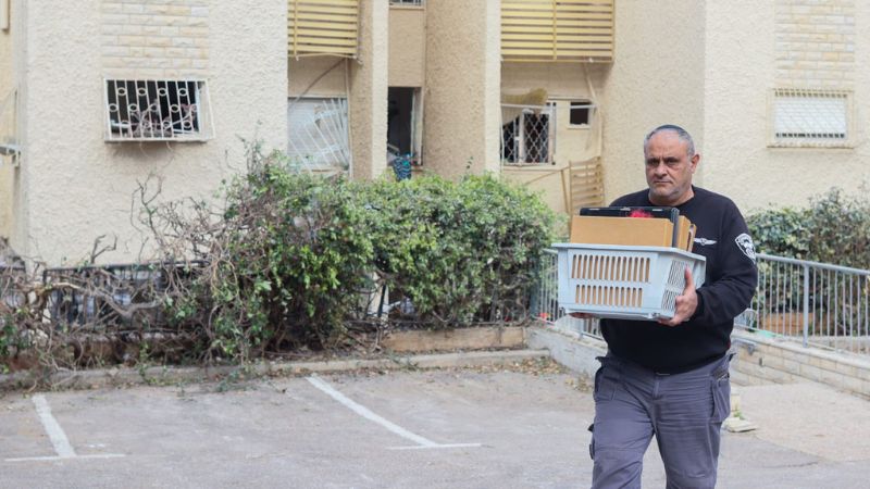 מאבטח בשירות הדיירים | צילום: עומר מוזר