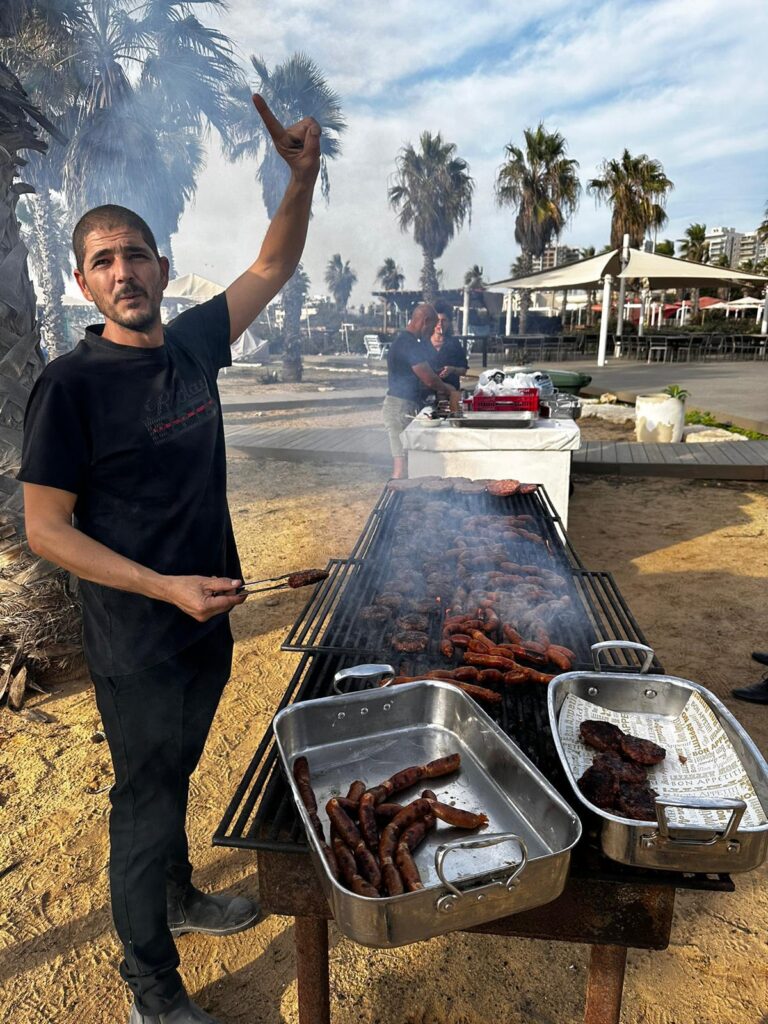 מנגנון משומן עם עשרות מתנדבים שמכינים לחיילים ארוחה מפנקת, בדרך כלל על האש. מורן לריח | צילום: מלון חוף התמרים