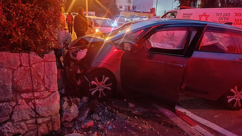 שתי פצועות קל לאחר שנכנסו עם רכבן בחומה ברחוב הנטקה