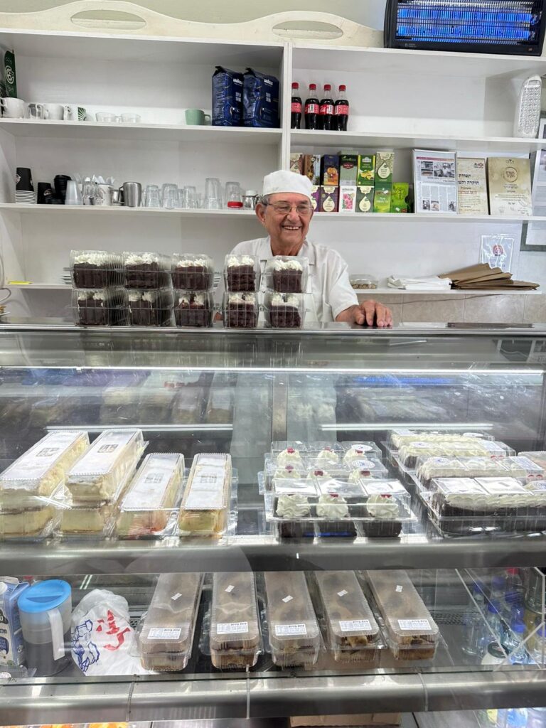 יהודה ליבל מאחורי הוויטרינה | צילום: רדיו חיפה