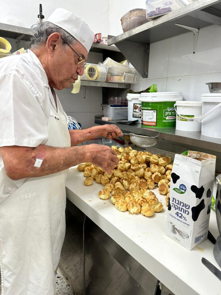 ממלאים פחזניות | צילום: רדיו חיפה