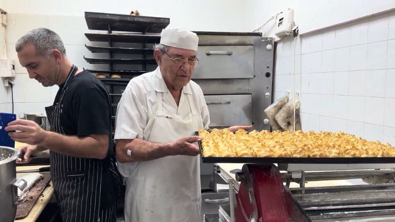 צפוף שם בקונדיטוריה הקטנה. יהודה ליבל ותומר יצחקי | צילום: רדיו חיפה