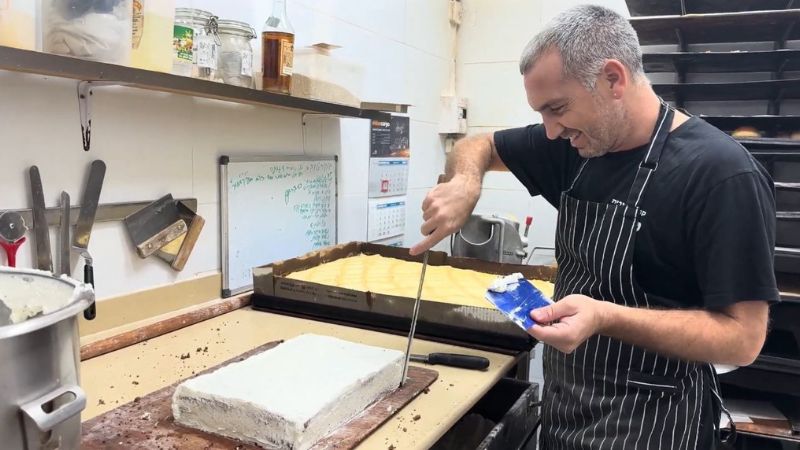 תומר יצחקי בקונדיטוריה ליבל כבר 16 שנה | צילום: רדיו חיפה