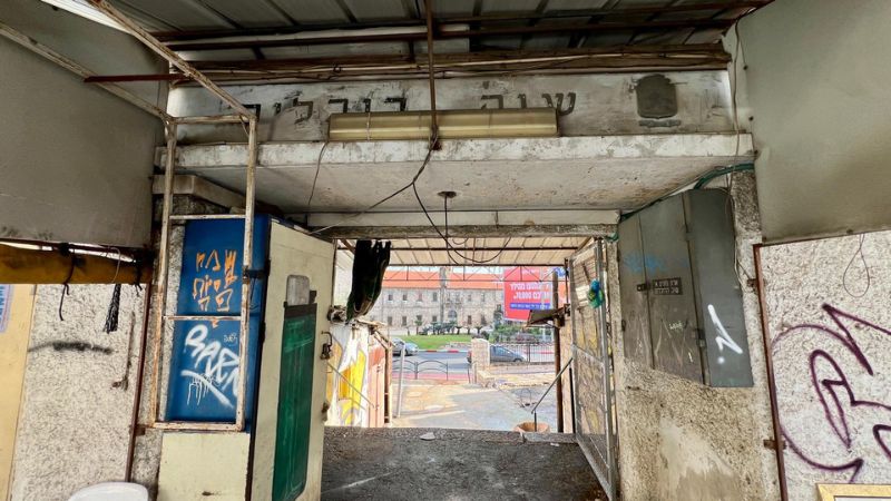 הכניסה לרחבת שוק הרוכלים והשלט המקורי | צילום: חגית הורנשטיין