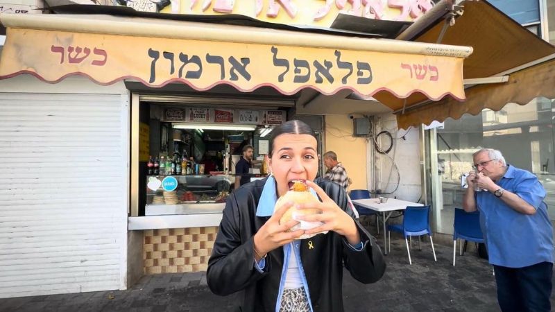 מיקה מורד הלכה לטעום. פלאפל ארמון | צילום: רדיו חיפה