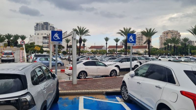 שלטי חניות נכים בעופר הקריון עם המדבקות החדשות | צילום: עופר הקריון