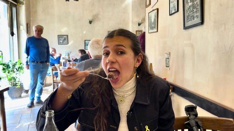 מבחן טעימת קבב בקפה גלידה יונק. מיקה מורד | צילום: חגית הורנשטיין