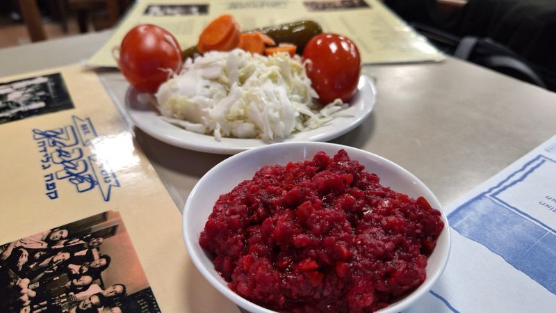 סלט חצילים וחמוצים יגיעו לשולחן גם אם לא תבקשו. קפה גלידה יונק | צילום: רדיו חיפה