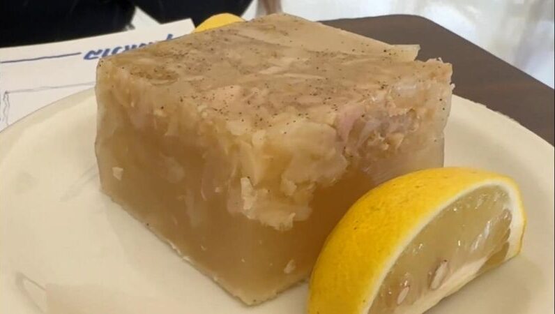 רגל קרושה. קפה גלידה יונק | צילום: חגית הורנשטיין