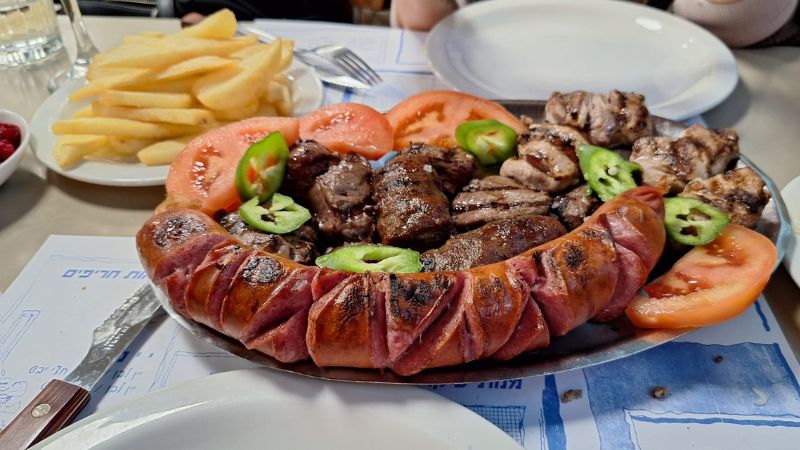 קבבים, פטריצ'יאן ופילה. קפה גלידה יונק | צילום: רדיו חיפה