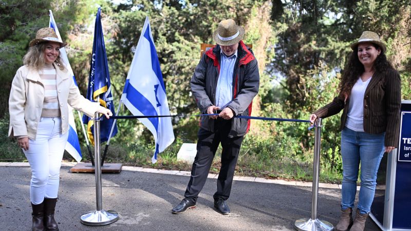 נשיא הטכניון, פרופ' אורי סיון, גוזר את הסרט בטקס השקת הפרויקט | רמי שלוש, דוברות הטכניון