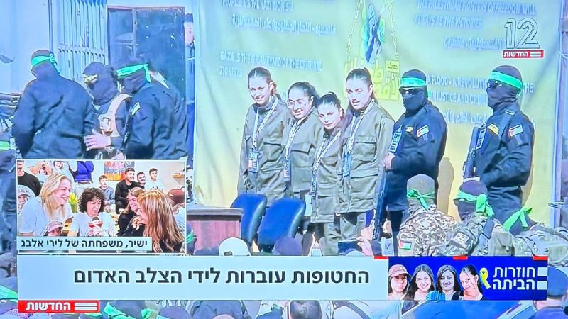 ארבעת החטופות על הבמה בכיכר פלסטין | צילום: מתוך שידורי ערוץ 12