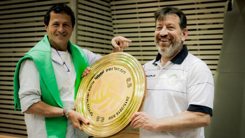 חיים קסל ואודי אנג'ל עם צלחת אליפות של קבוצת הנשים | צילום: דב קריזל
