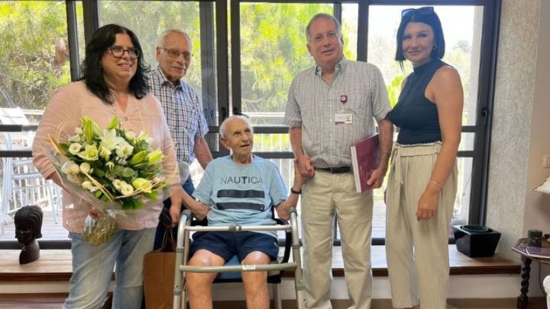 פרופ' ברנרד הירשוביץ עם מאיה בנימין, מנהלת מדור רווחה, מנהל רמב"ם, פרופ' מיקי הלברטל, פרופ' ברנרד הירשוביץ, ד"ר צבי בן-ישי, סגן מנהל בית החולים לשעבר, דפנה אביטל, מנהלת מחלקת גמלאות | צילום: הקריה הרפואית רמב"ם