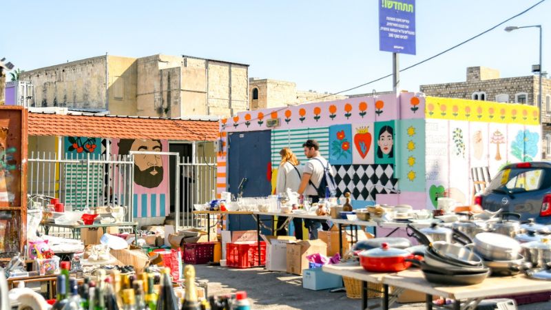 שוק הפשפשים חיפה. עבודה של אלין מור | צילום: ניר בלזיצקי, דוברות עיריית חיפה