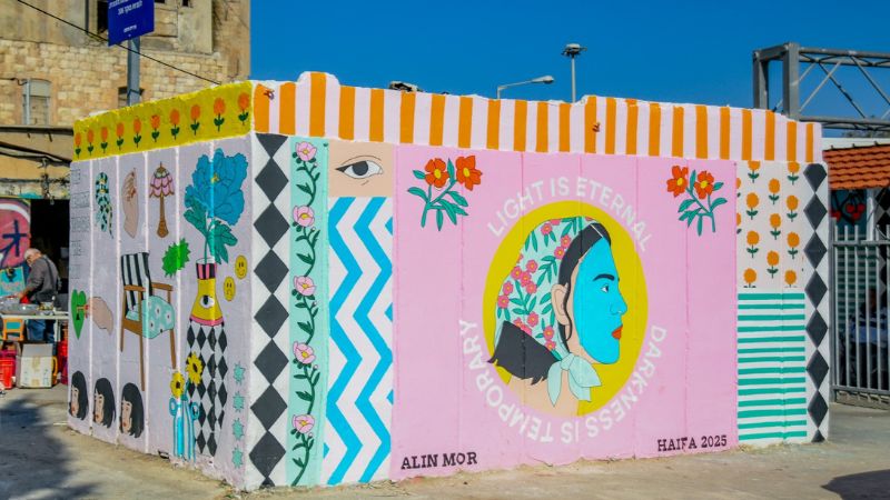 שוק הפשפשים חיפה. עבודה של אלין מור | צילום: ניר בלזיצקי, דוברות עיריית חיפה