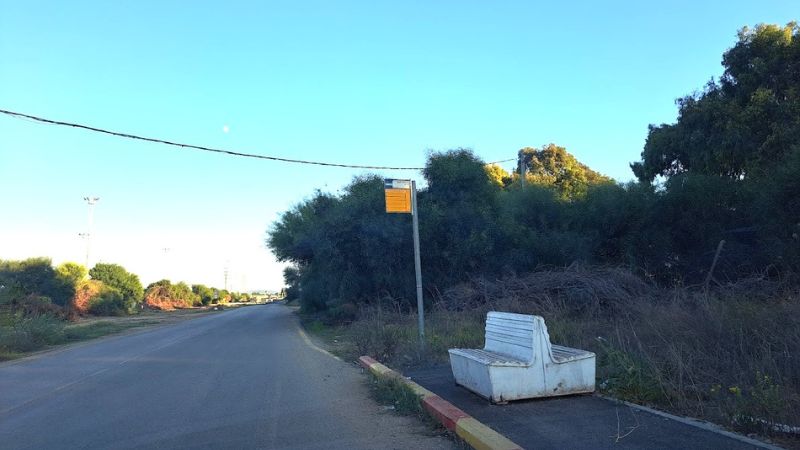 שריד של תחנת אוטובוס ליד מעגנת השיט | צילום: רדיו חיפה
