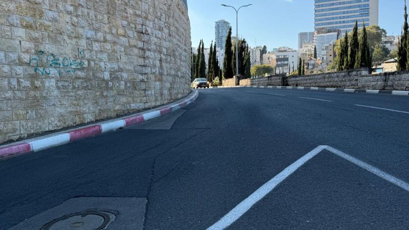 הכביש המסוכן אותו צריך לחצות כדי להגיע למעבר הקרקעי שמול הפירמידה | צילום: חגית הורנשטיין