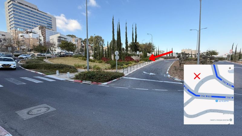 הכניסה למעבר התת קרקעי מהרב מרכוס. מימין, אין סימון במפה על המעבר | צילום: חגית הורנשטיין