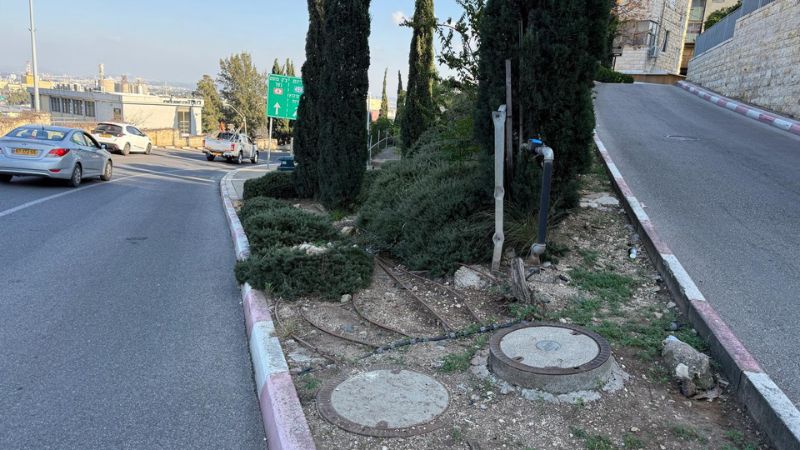 באין מדרכה, כדי להגיע למעבר הפירמידה, צריך ללכת בערוגה | צילום: חגית הורנשטיין
