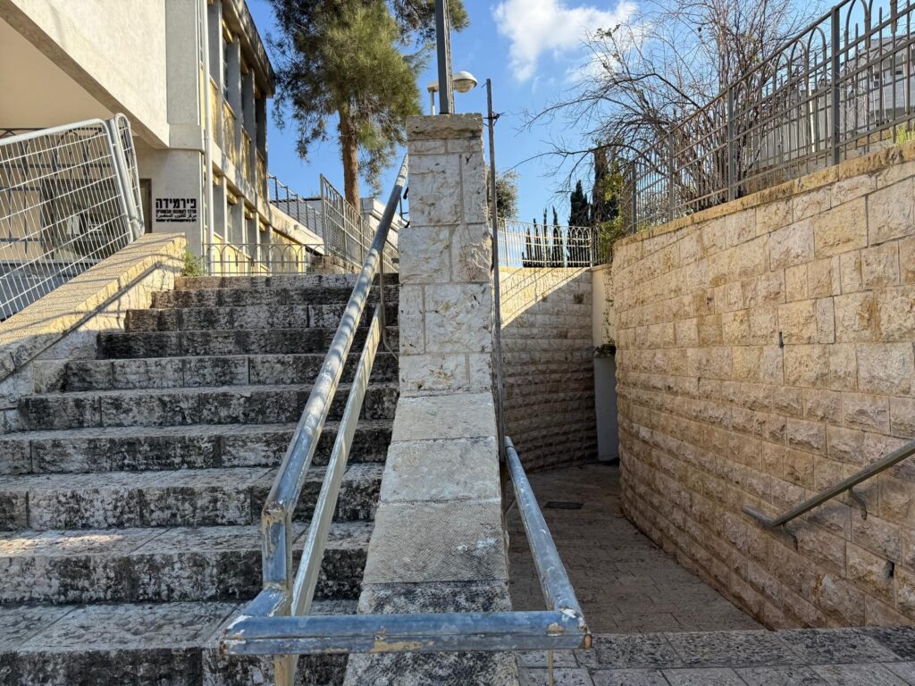 הכניסה למעבר התת קרקעי ליד הפירמידה | צילום: חגית הורנשטיין