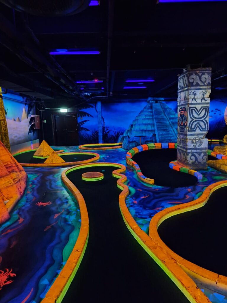 מיני גולף זוהר בחשיכה, Yclub