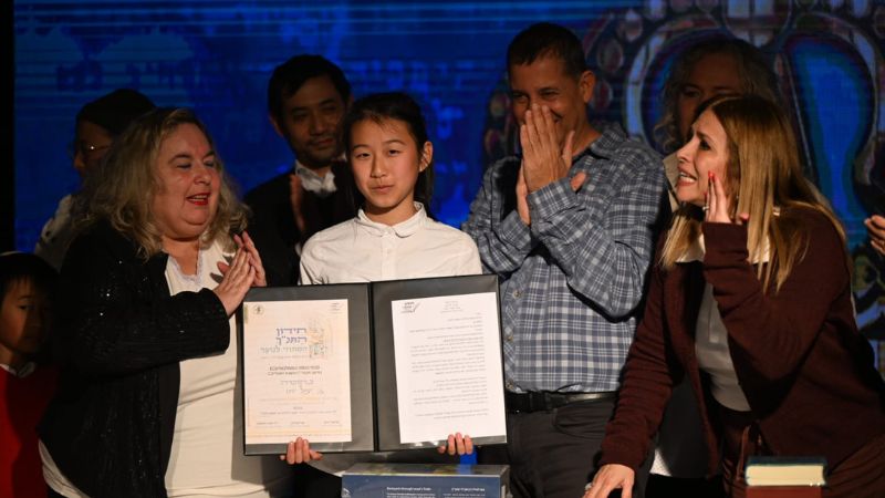 יעל יאו (במרכז) לאחר הזכייה בחידון התנ