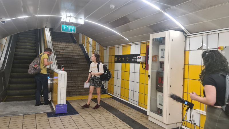 בזמן ההקלטות בתחנת הכרמלית, כיכר פריז | צילום: טל געש