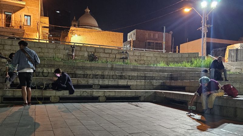 האמנית שהקשיבה לרחשי כיכר פריז ולכדה את השכבות הנסתרות מהעין