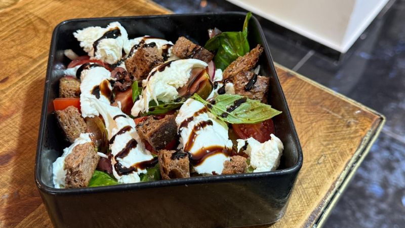 סלט פנצנלה של מסעדת שיקגו מהסדרה 