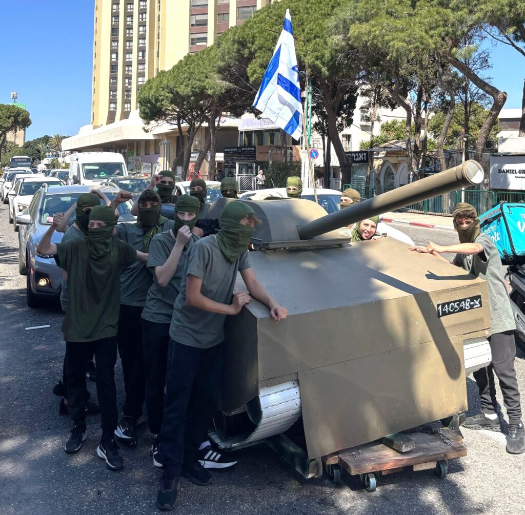 תלמידי ח' 9 בריאלי מטוס ותחפושת הטנק