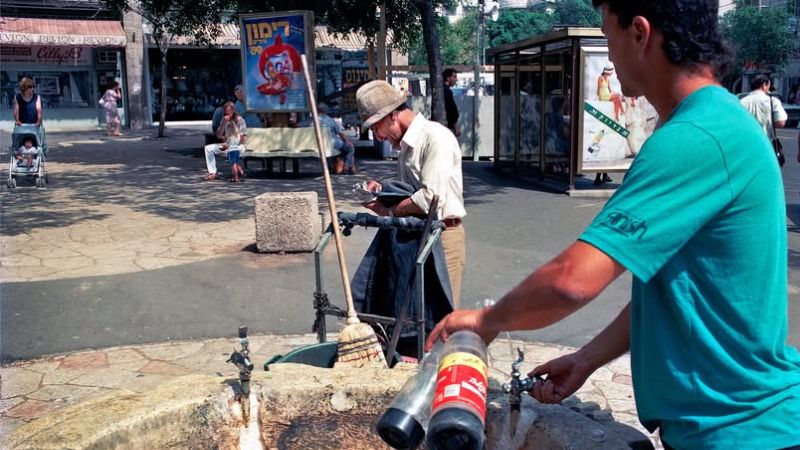 הבירזייה בבית הקרונות ומנקה רחובות | צילום: עוזי פורת