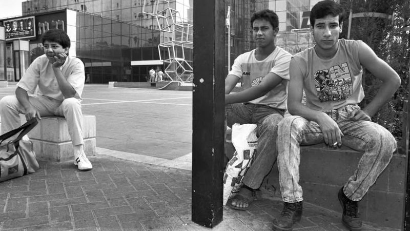 מחוץ למגדל הנביאים, ברקע בתי קולנוע רב גת | צילום: עוזי פורת