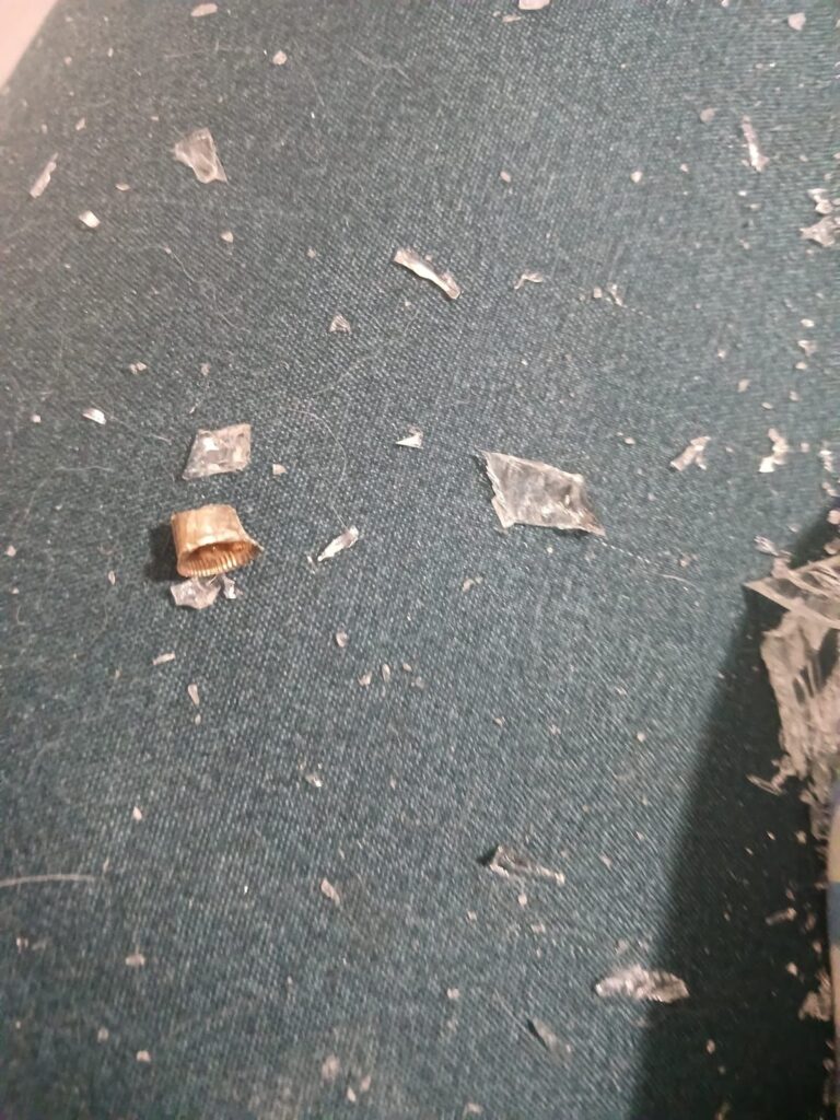 שברי זכוכית על השטיח בחדר השינה של משפחת ליטבק | צילום: אלבום פרטי