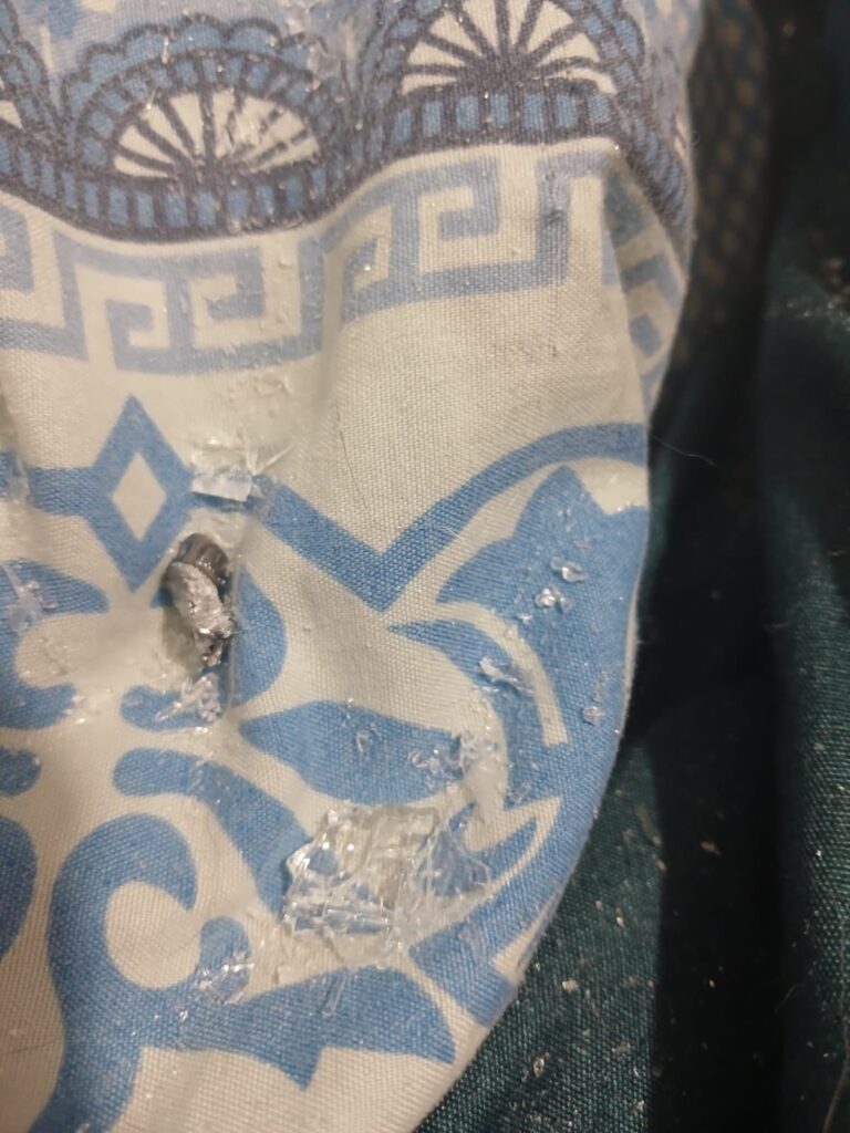 שברי זכוכית על מיטת משפחת ליטבק | צילום: אלבום פרטי