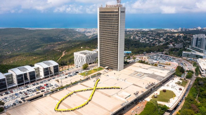 מיצג ענק של סמל החטופים הוצג היום באוניברסיטת חיפה