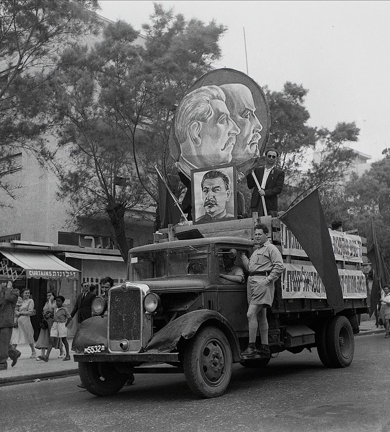 סטלין ולנין בחוצות תל אביב, אחד במאי 1949 | צילום: הנס חיים פין, אוסף התצלומים הלאומי