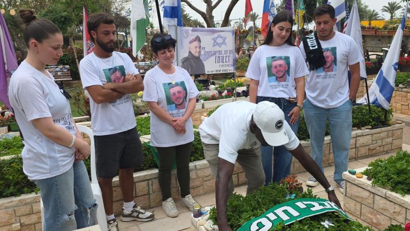 במותם ציוו לנו את החיים: שחקני מכבי חיפה פקדו את קבריהם של אוהדי הקבוצה יחד עם המשפחות השכולות