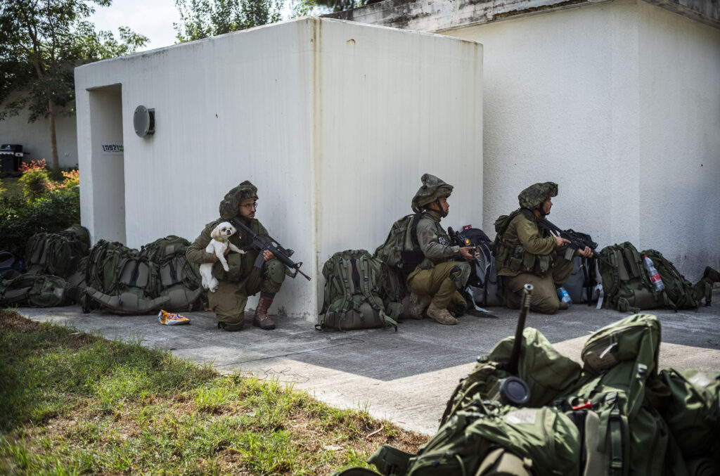 חיילים בכפר עזה | צילום: איליה יפימוביץ