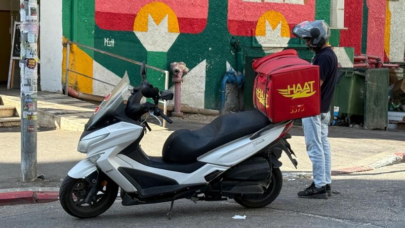 שליח HAAT ברחוב סירקין, הדר | צילום: חגית הורנשטיין
