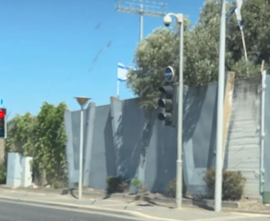 קירות האצטדיון בקרית אתא לאחר מחיקת הציורים | צילום: איתי ארד